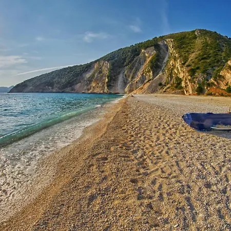 Villa Kazaana: Seafront Kefalonia Retreat With Pool And Views *